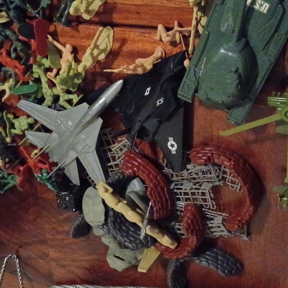 Huge 260 ARMY MEN 9 ARMY VEHICLES/PLANES /HELICOPTERS/extras - Picture 3 of 12